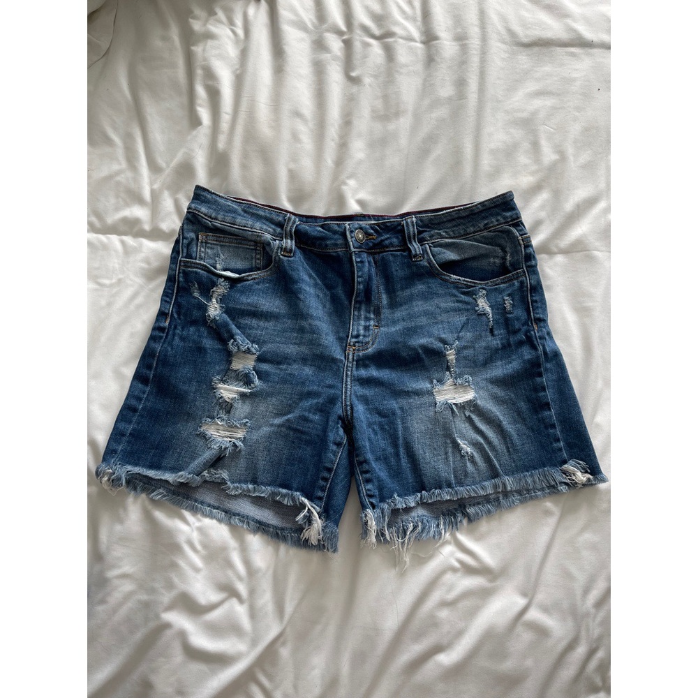 Carly Jean Los Angeles Revy Shorts, Size XL, medium wash.